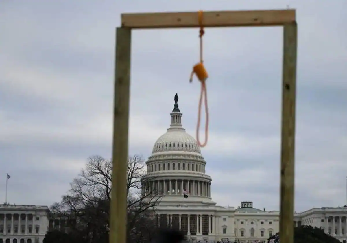 Capitolio con soga de horca